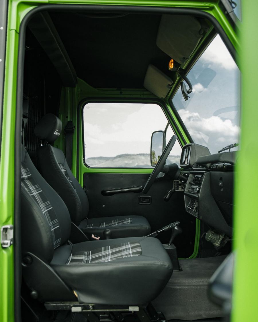 Интерьер Puch 230GE Cabrio Lime Green by Lorinser 2019 года  (фото 7 из 9)